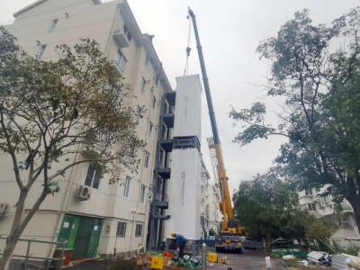 6小时完成吊装！金山这个镇首台一体化加装电梯拔地而起